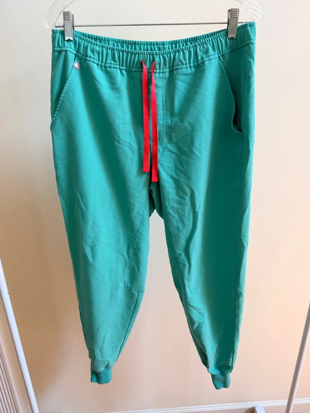 Figs jogger scrub pants teal/red Zamora men’s size M short